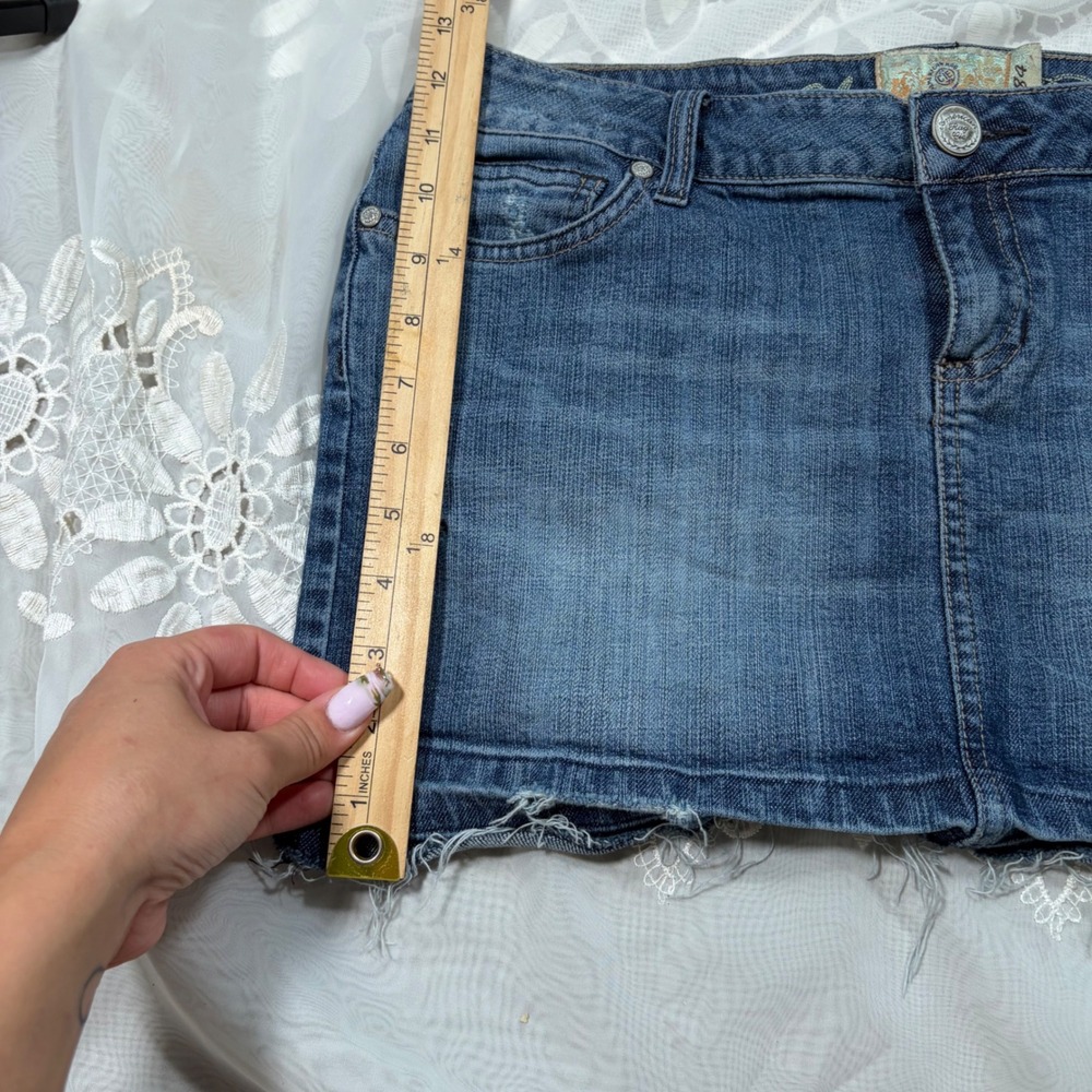 Y2K American Rag Blue Denim Mini Skirt Beaded Pocket Distressed Raw Hem Womens 7 - Picture 5 of 7